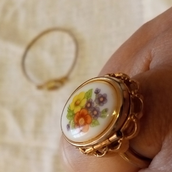 - 70s French Rose Cobochon Bangle Bracelet & Locket  Ring Set - Picture 13 of 14